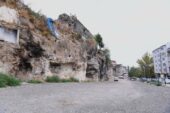 Tarihi bölgedeki riskli binalar yıkılıyor