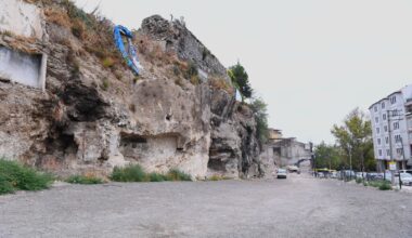Tarihi bölgedeki riskli binalar yıkılıyor