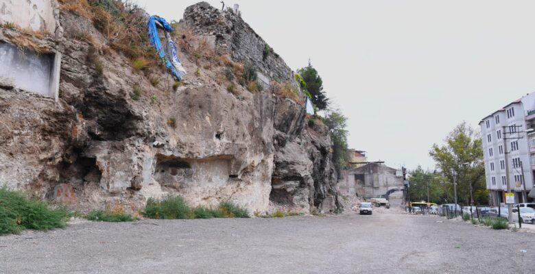 Tarihi bölgedeki riskli binalar yıkılıyor
