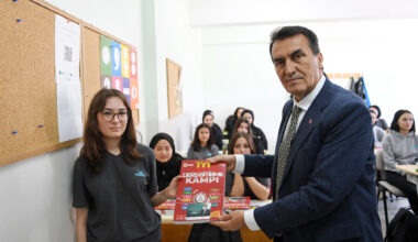 Başkan Dündar’dan öğrencilere kitap seti