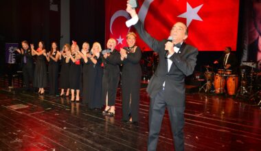 FAHİR ATAKOĞLU YÖNETTİ  BUSADER KOROSU SÖYLEDİ