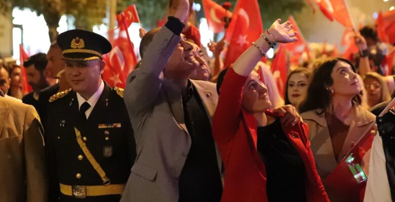 Gemlik’te Cumhuriyet Coşkusu Cadde ve Meydanlara Sığmadı