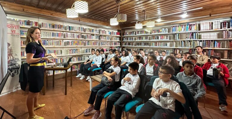 Burcu Bahar  “Atatürk ve Sihirli Gözlük”  kitabını anlattı