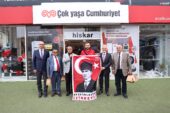 Başkanlardan esnafa Atatürk posteri ve Türk bayrağı