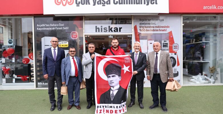 Başkanlardan esnafa Atatürk posteri ve Türk bayrağı