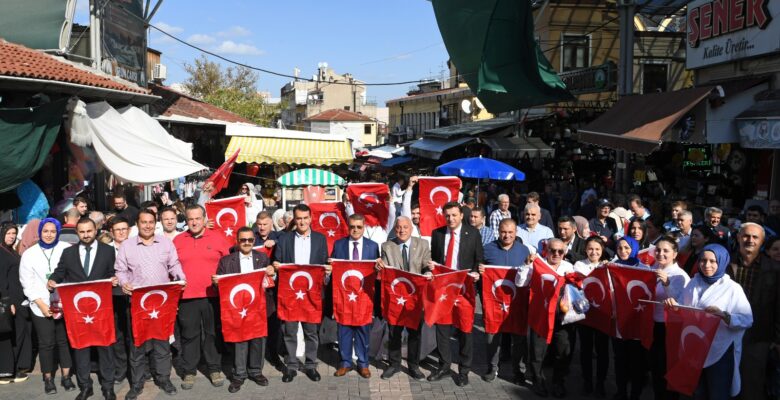 Başkan Dündar’dan çarşı esnafına Türk Bayrağı