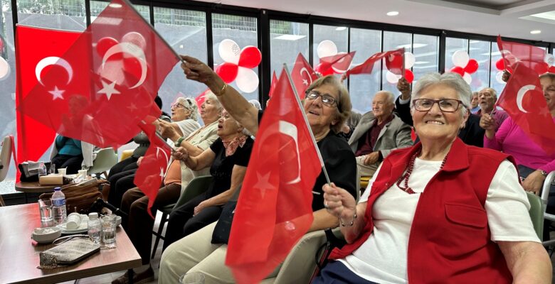 Huzurevinde Cumhuriyet coşkusu