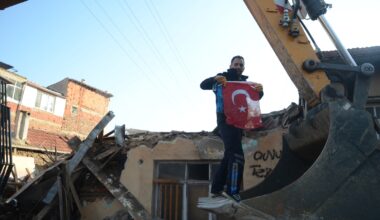 Yıkımdaki bayrak hassasiyeti duygulandırdı