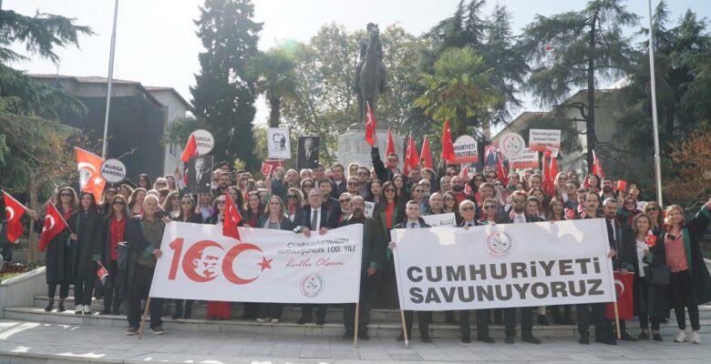 Avukatlar Cumhuriyet için yürüdü