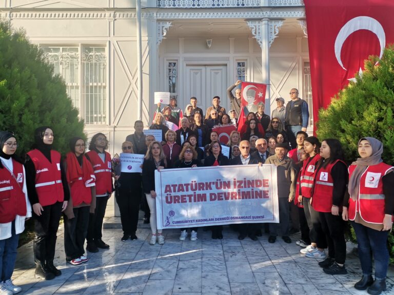 CUMHURİYET KADINLARINDAN ATATÜRK’E ANMA