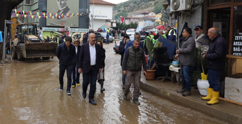 MUDANYA BELEDİYESİ EKİPLERİNDEN SEL SONRASI MÜDAHALE