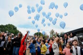 Mavi balonlar Filistinli çocuklar için gökyüzüne bırakıldı