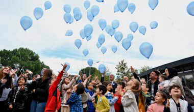 Mavi balonlar Filistinli çocuklar için gökyüzüne bırakıldı