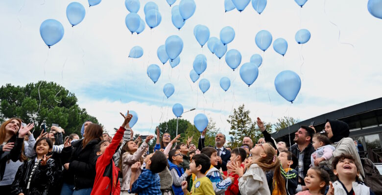 Mavi balonlar Filistinli çocuklar için gökyüzüne bırakıldı