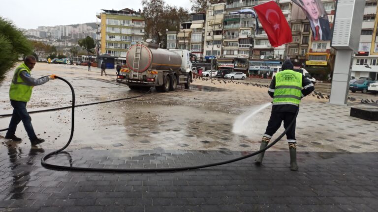 Büyükşehir’den fırtına mesaisi