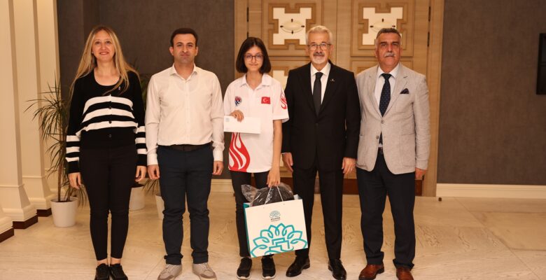 Şampiyonluk sevinçlerini Başkan Erdem’le paylaştılar