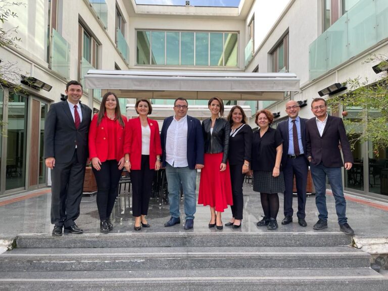SANAYİYE KADIN ELİ DEĞECEK