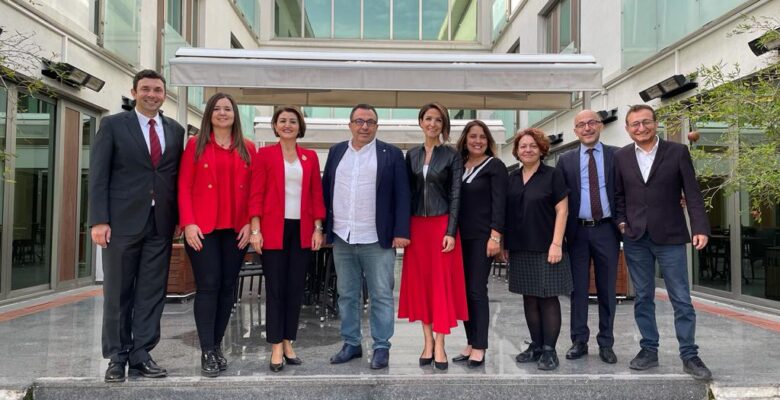 SANAYİYE KADIN ELİ DEĞECEK