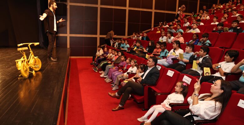 Öğrenciler yazarla birlikte “Babamın Mahallesi”nde yolculuğa çıktı