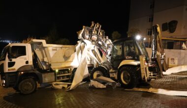 Gemlik’te Çatısı uçan okula belediye ekiplerinden anında müdahale