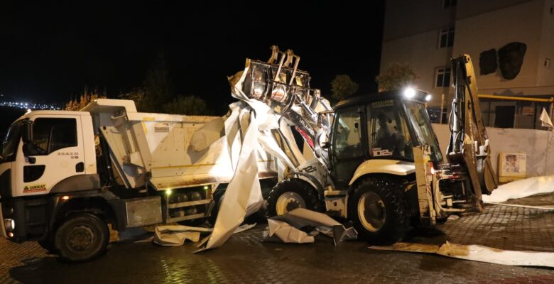 Gemlik’te Çatısı uçan okula belediye ekiplerinden anında müdahale