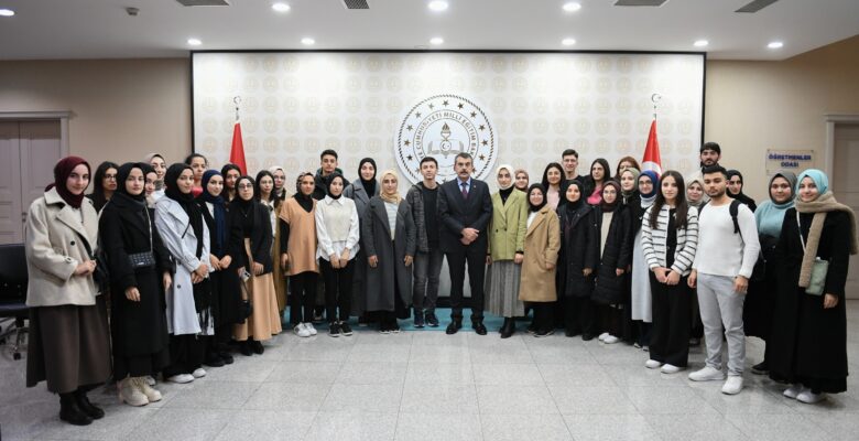 Bakan Tekin, BUÜ’lü öğrencileri ağırladı