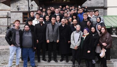 Başkan Dündar, zirvede gençlerle buluştu