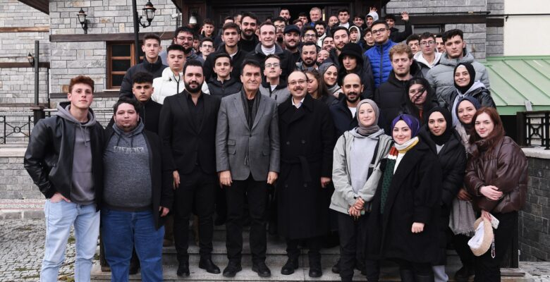 Başkan Dündar, zirvede gençlerle buluştu
