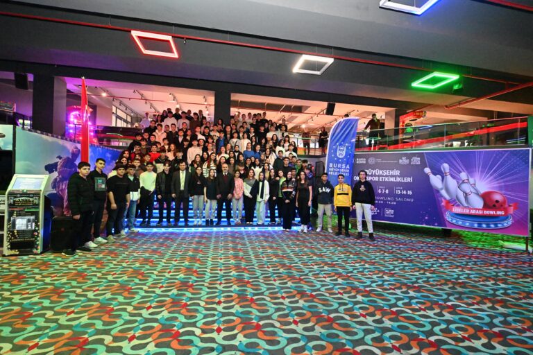 Liseliler bowlingle stres atıyor