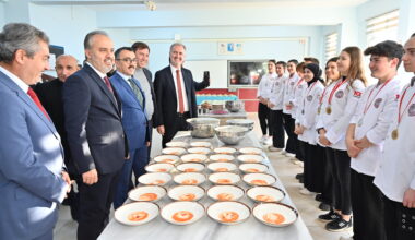 Başkan Aktaş’tan madalyalı öğrencilere ziyaret