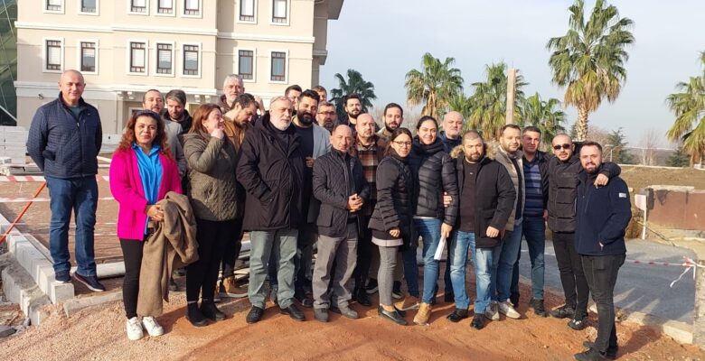 Belediye önünde toplanarak eylem yaptılar: