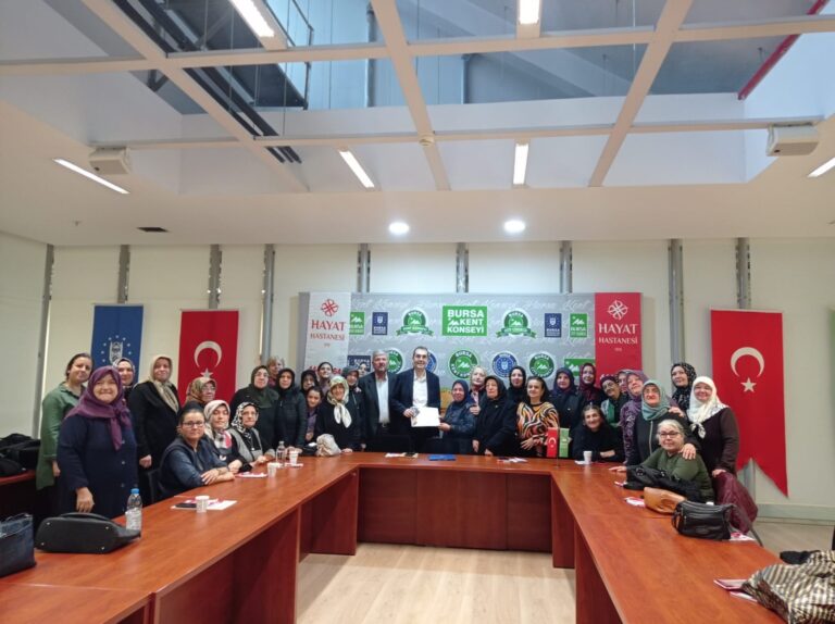 KADINLAR GÖZ SAĞLIĞI KONUSUNDA BİLGİLENDİRİLDİ