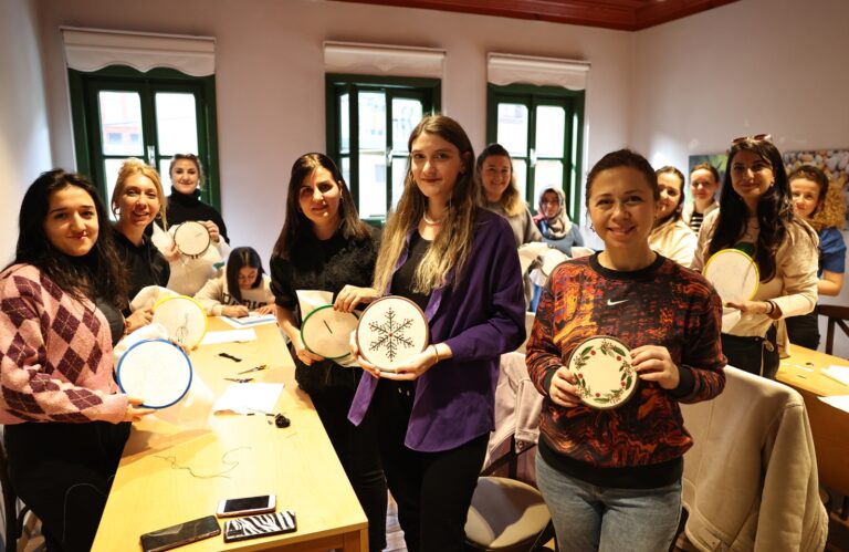 Yılbaşı süslerini kendileri yaptı
