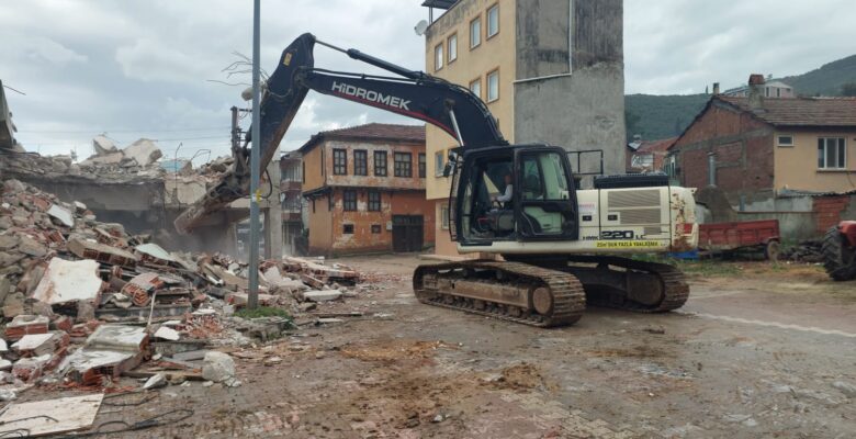 Kumla köy meydanı yeni çehresine kavuşuyor.