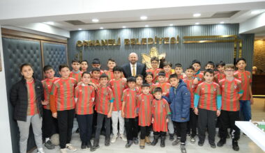 Belediye Başkanı Ali Aykurt ilçedeki çocuklara ücretsiz Orhaneli Spor forması dağıttı