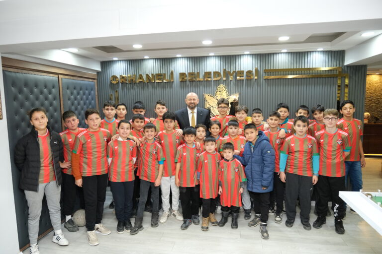 Belediye Başkanı Ali Aykurt ilçedeki çocuklara ücretsiz Orhaneli Spor forması dağıttı
