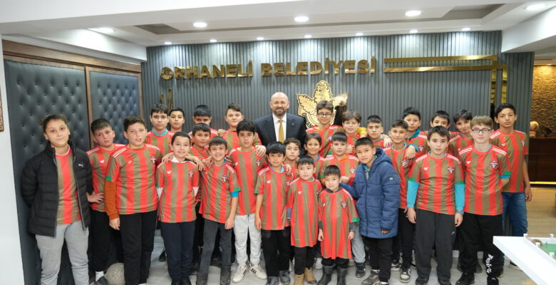 Belediye Başkanı Ali Aykurt ilçedeki çocuklara ücretsiz Orhaneli Spor forması dağıttı