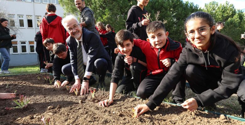 Başkan Erdem öğrencilerle çilek ve marul fidesi dikti
