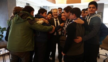 Başkan Erdem ve gençlerin sıcak buluşması Başkan Erdem ve gençlerin sıcak buluşması