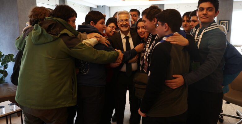 Başkan Erdem ve gençlerin sıcak buluşması