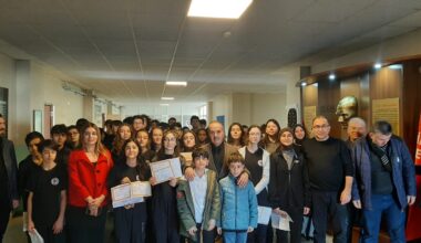 Gemlik Fen Lisesi öğrencileri ilk karnelerini alma heyecanını yaşadılar.