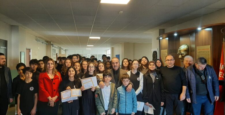 Gemlik Fen Lisesi öğrencileri ilk karnelerini alma heyecanını yaşadılar.