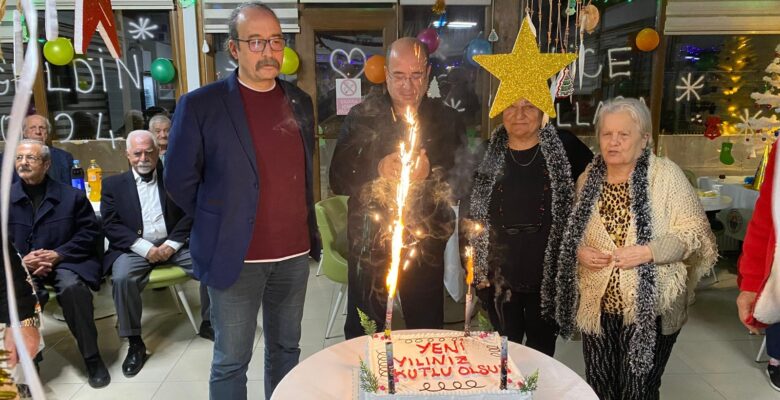 Gemlik Belediyesi yaşlı konuk evinde yılbaşı sevinci