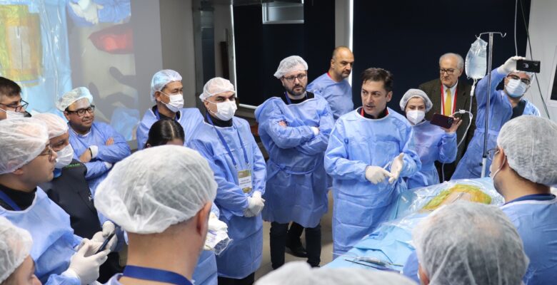 DÜNYANIN ÜNLÜ OMURGA CERRAHLARI BURSA’DA BULUŞTU