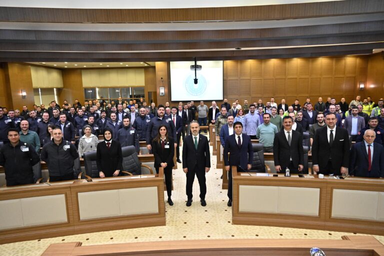 Personel, sertifikalarını Başkan Aktaş’ın elinden aldı