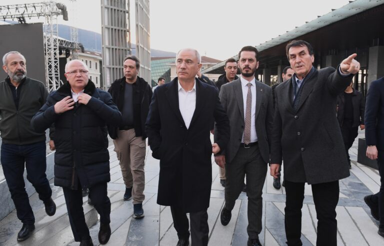 Efkan Ala’dan Osmangazi Meydanı’na tam not