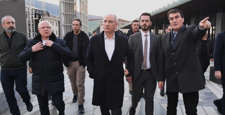 Efkan Ala’dan Osmangazi Meydanı’na tam not