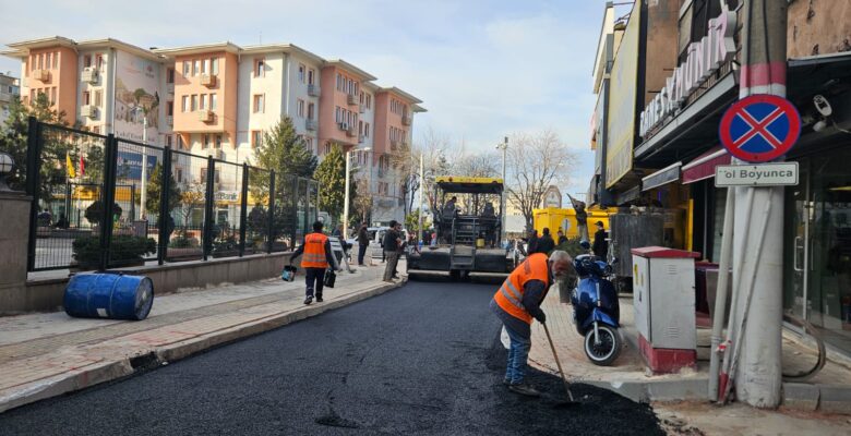 Osmangazi’de asfalt mesaisi hız kesmiyor
