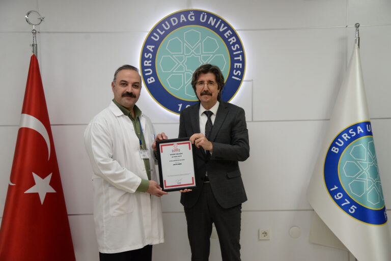 BUÜ’lü bilim insanı gül yağının ajanlığında bakterilerle savaşacak