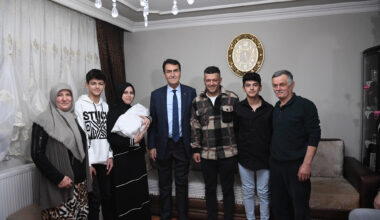 Bebeğin kulağına ilk ezanı Başkan Dündar okudu